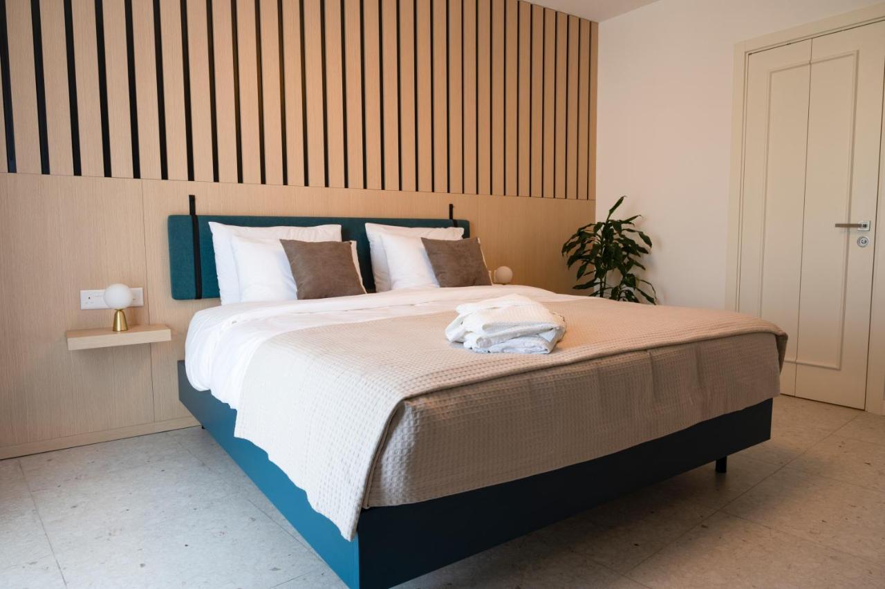 Townhouse17 Boutique Bed & Breakfast Виктория Екстериор снимка