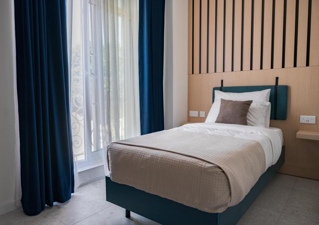 Townhouse17 Boutique Bed & Breakfast Виктория Екстериор снимка
