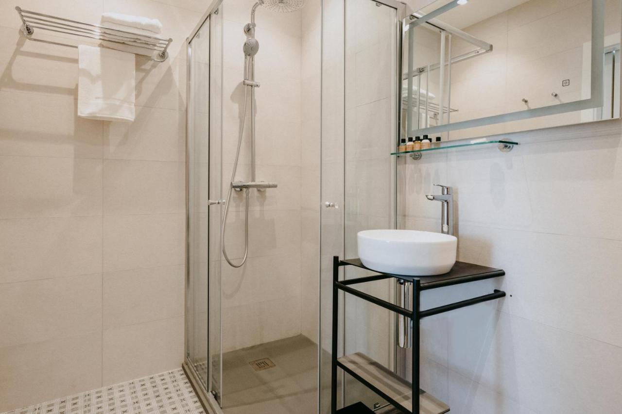 Townhouse17 Boutique Bed & Breakfast Виктория Екстериор снимка
