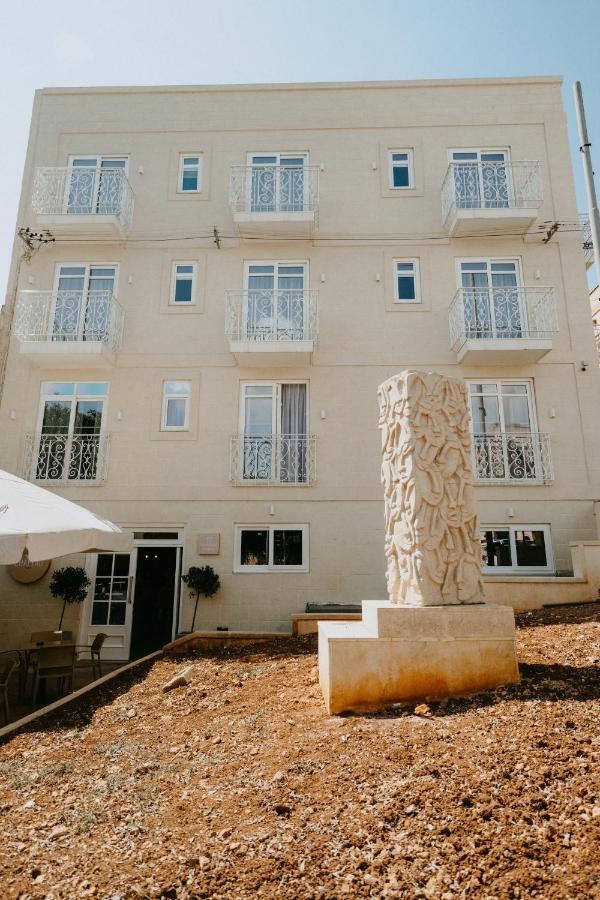 Townhouse17 Boutique Bed & Breakfast Виктория Екстериор снимка