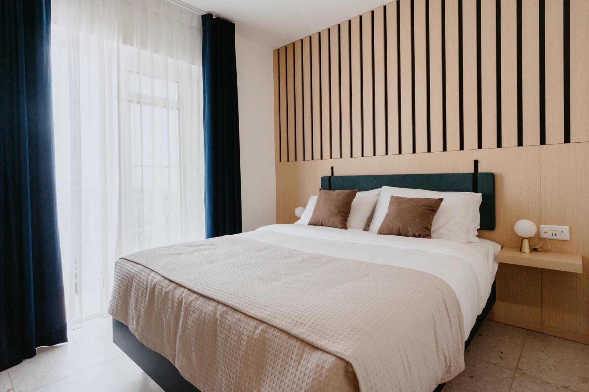 Townhouse17 Boutique Bed & Breakfast Виктория Екстериор снимка