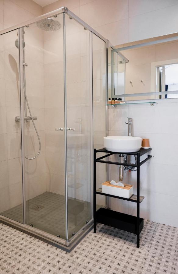 Townhouse17 Boutique Bed & Breakfast Виктория Екстериор снимка