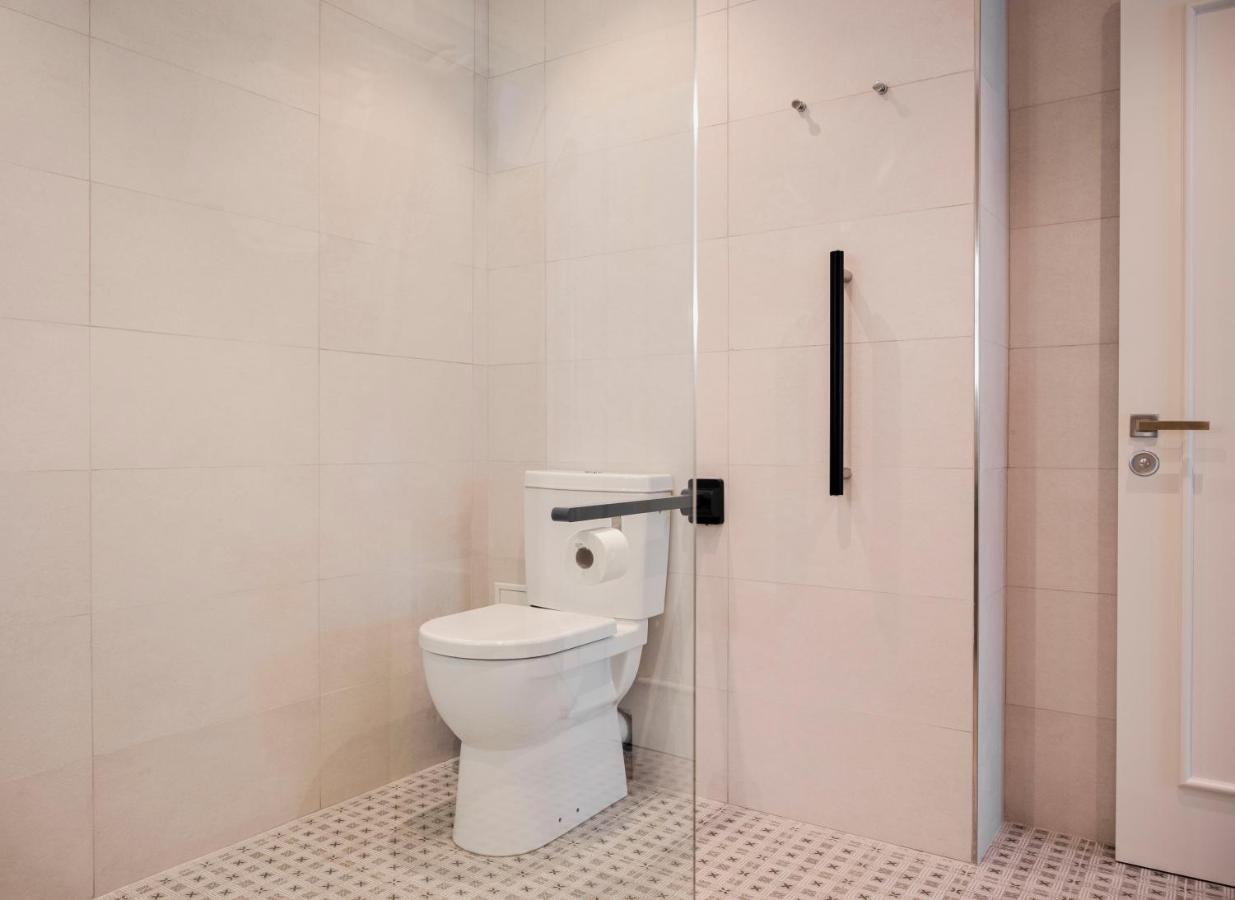 Townhouse17 Boutique Bed & Breakfast Виктория Екстериор снимка