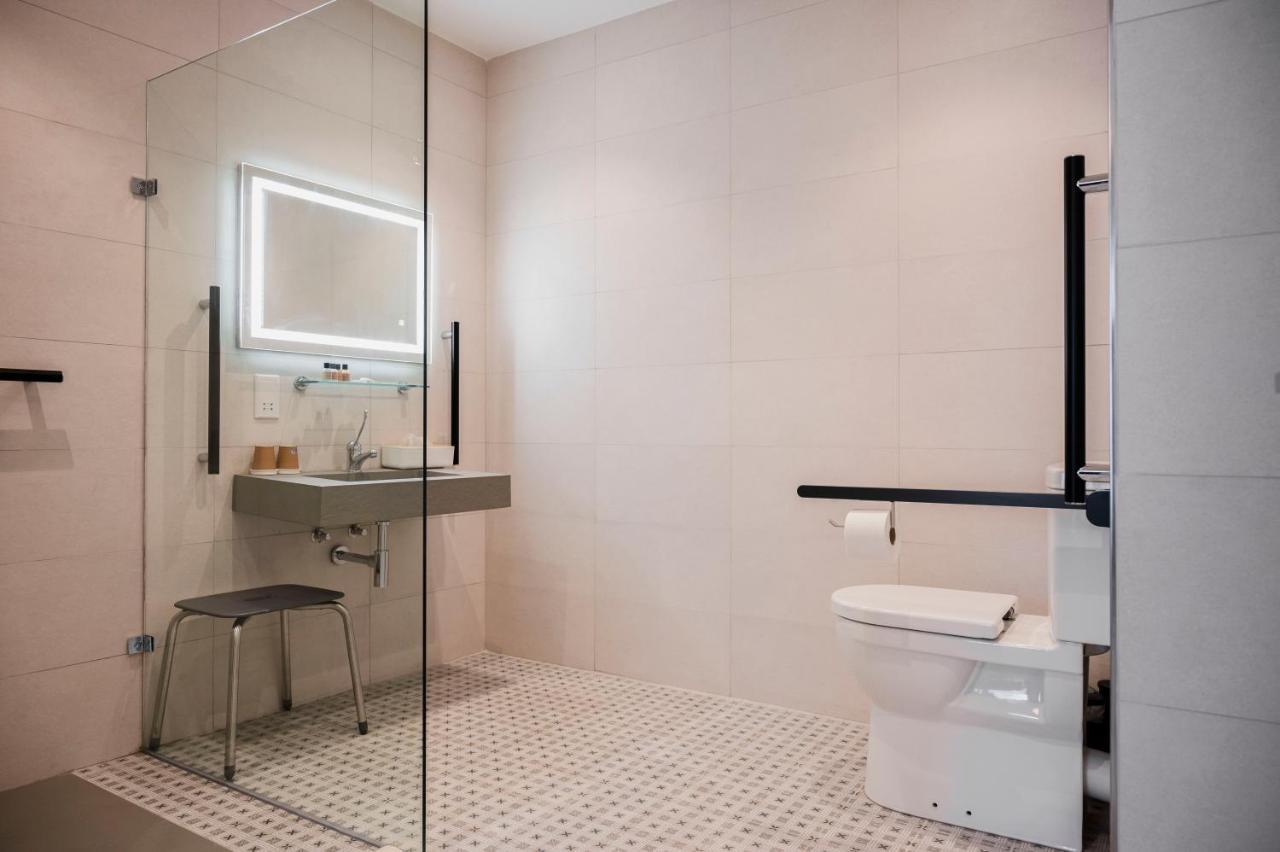 Townhouse17 Boutique Bed & Breakfast Виктория Екстериор снимка