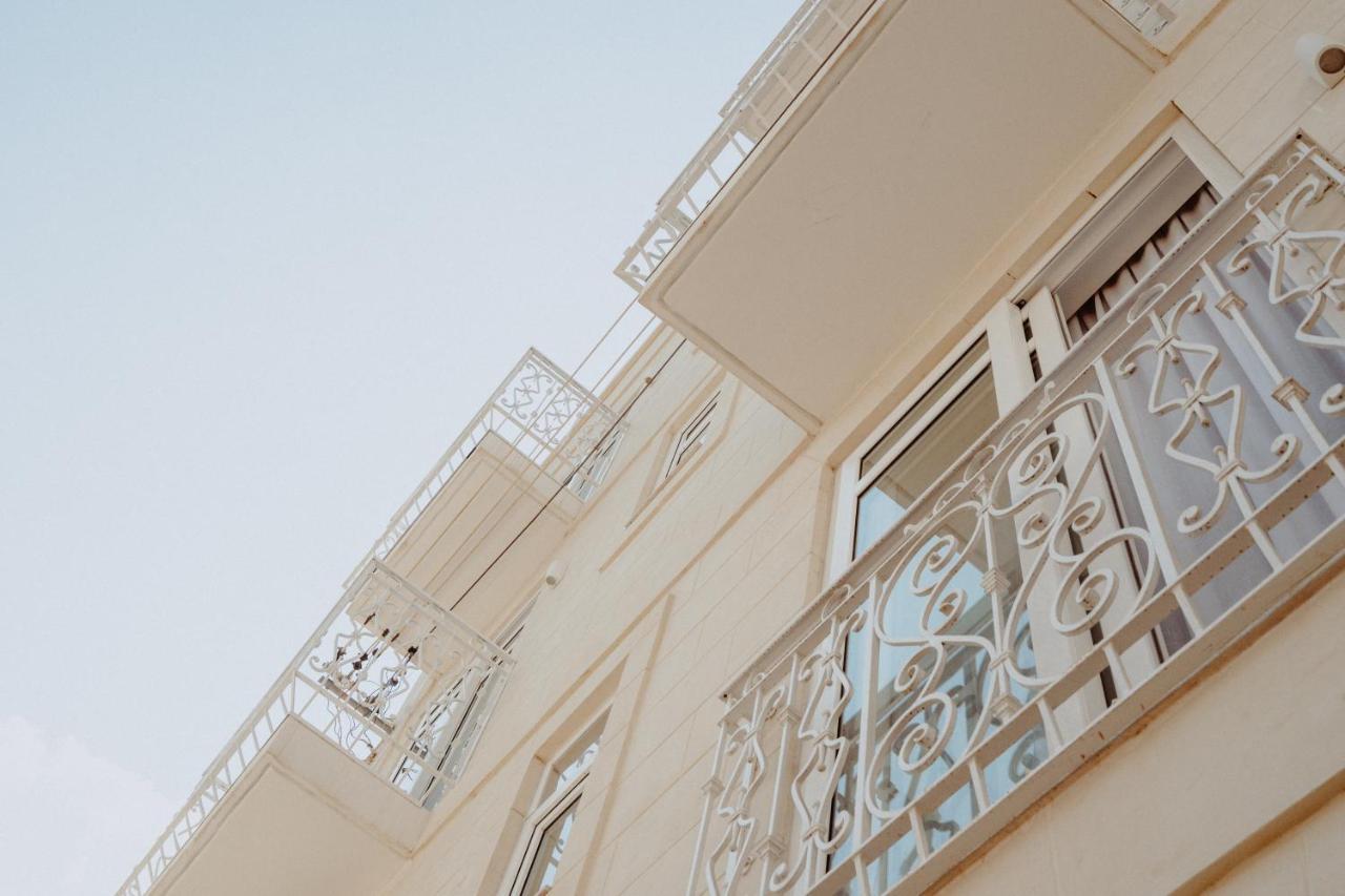 Townhouse17 Boutique Bed & Breakfast Виктория Екстериор снимка