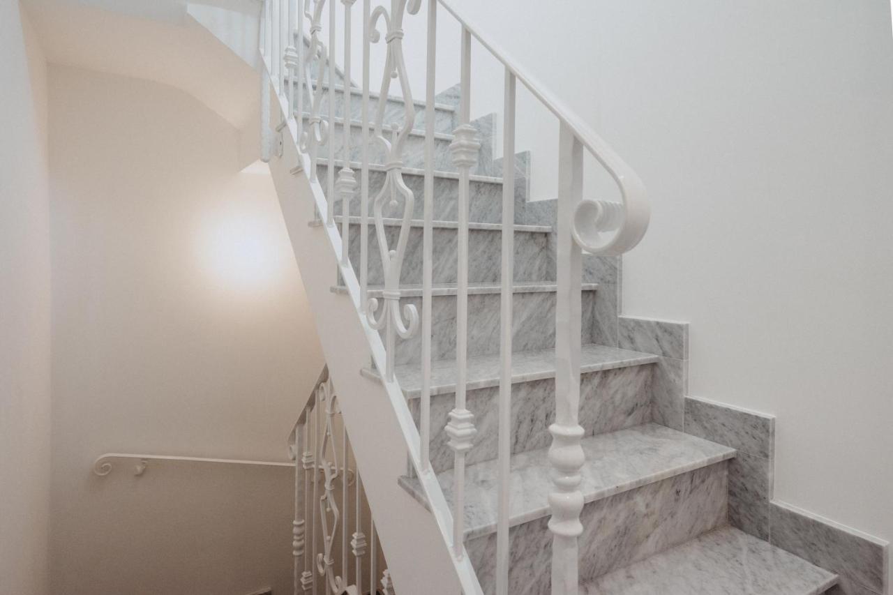 Townhouse17 Boutique Bed & Breakfast Виктория Екстериор снимка