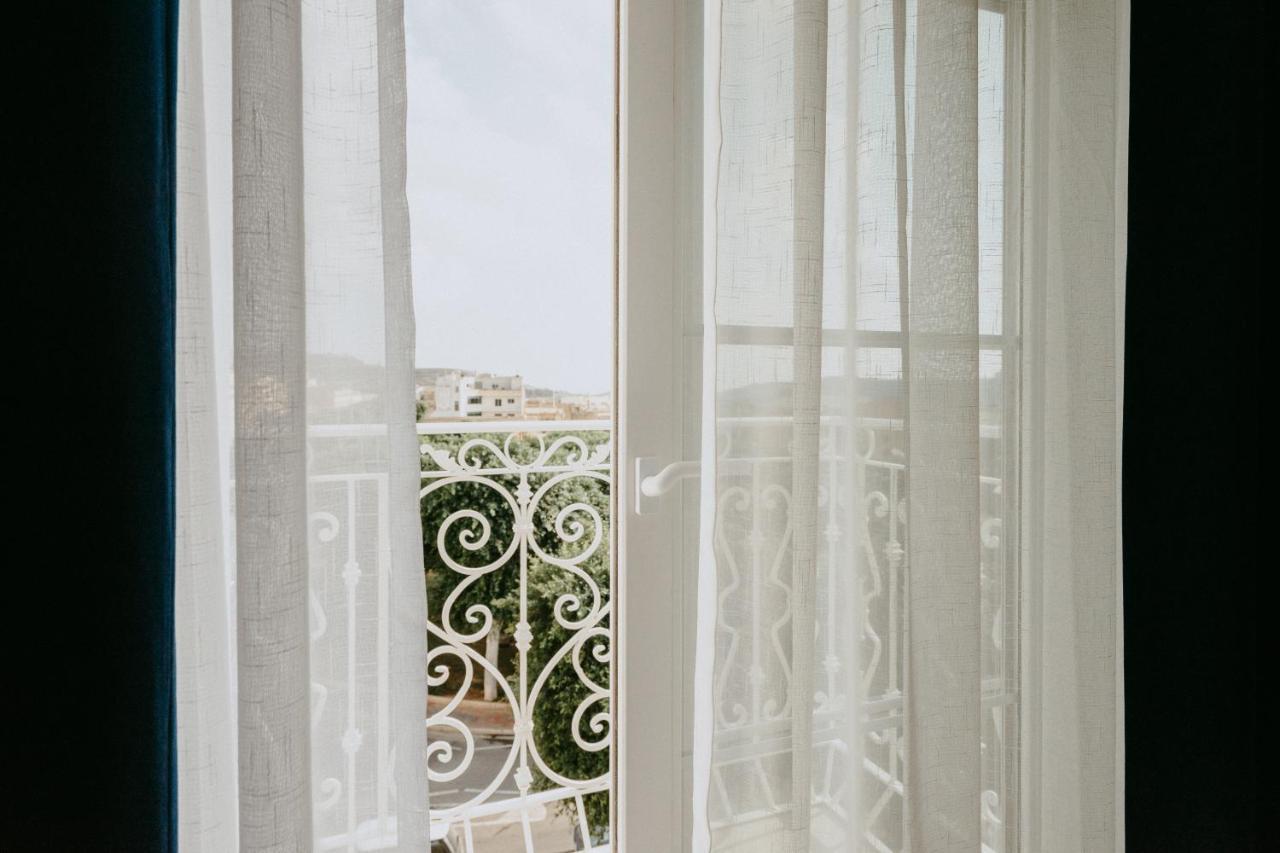 Townhouse17 Boutique Bed & Breakfast Виктория Екстериор снимка