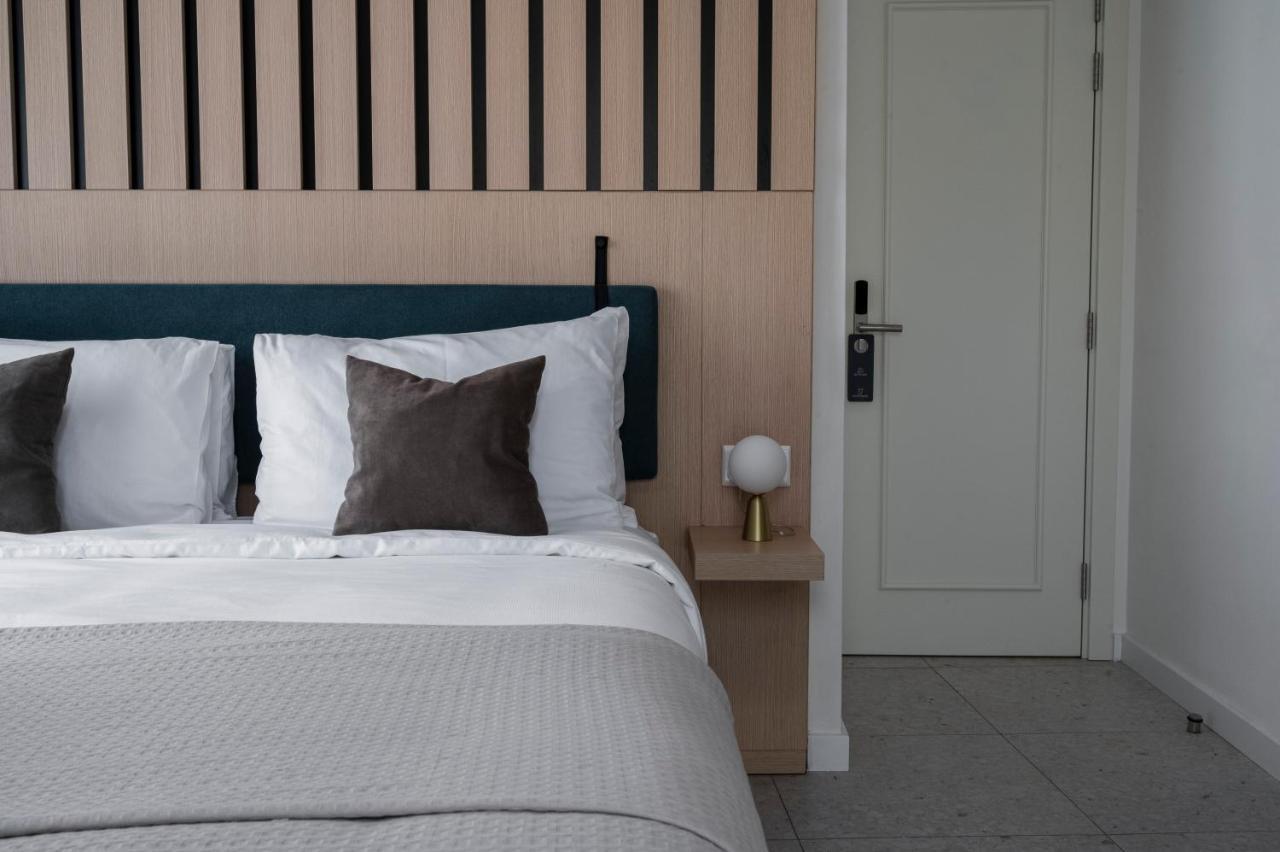 Townhouse17 Boutique Bed & Breakfast Виктория Екстериор снимка