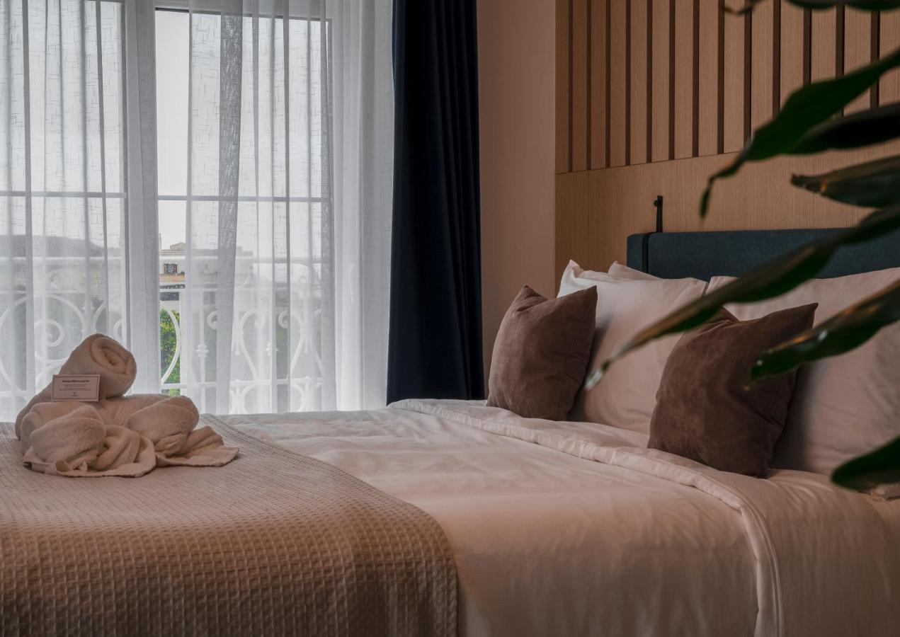 Townhouse17 Boutique Bed & Breakfast Виктория Екстериор снимка