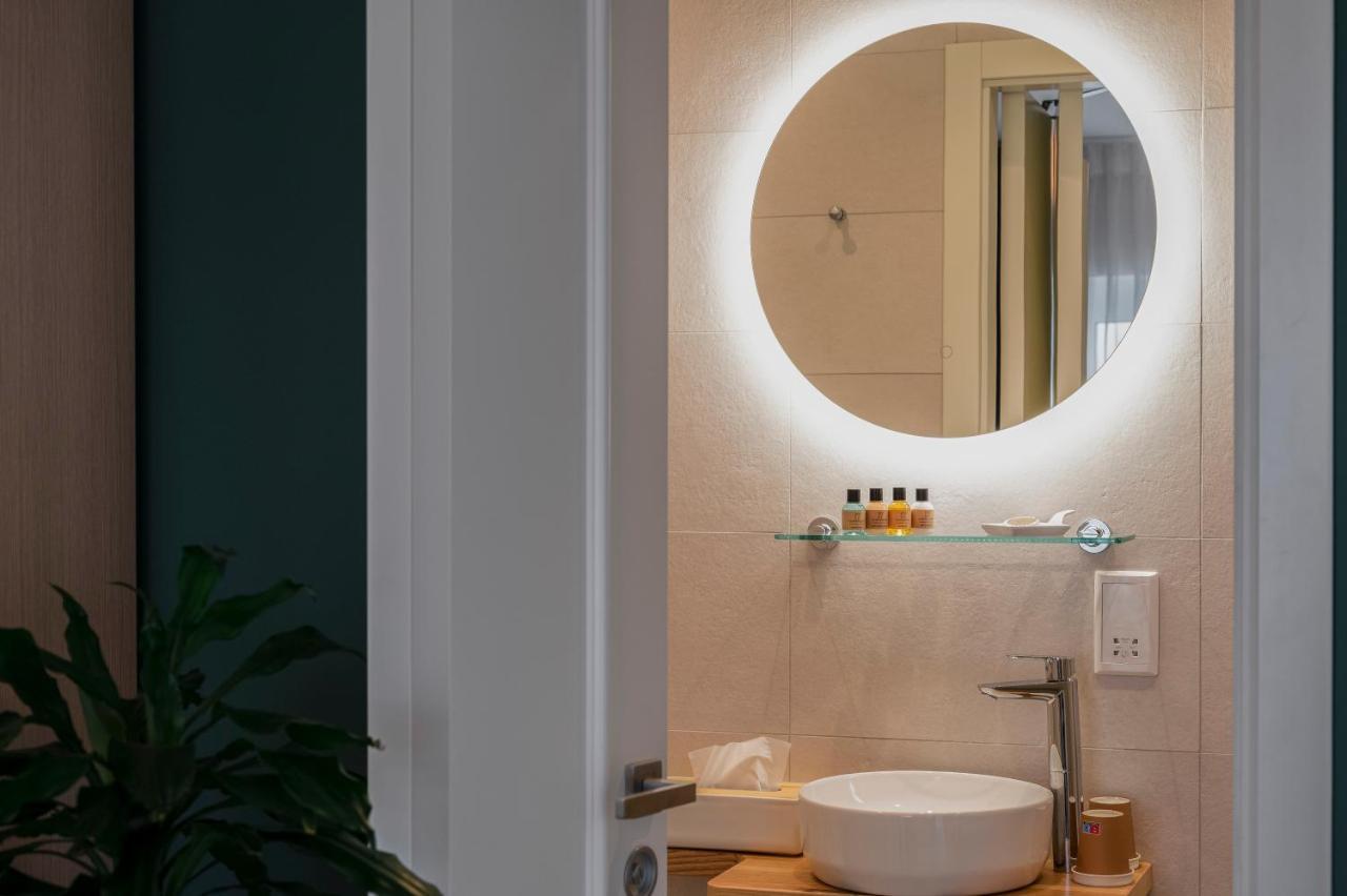 Townhouse17 Boutique Bed & Breakfast Виктория Екстериор снимка