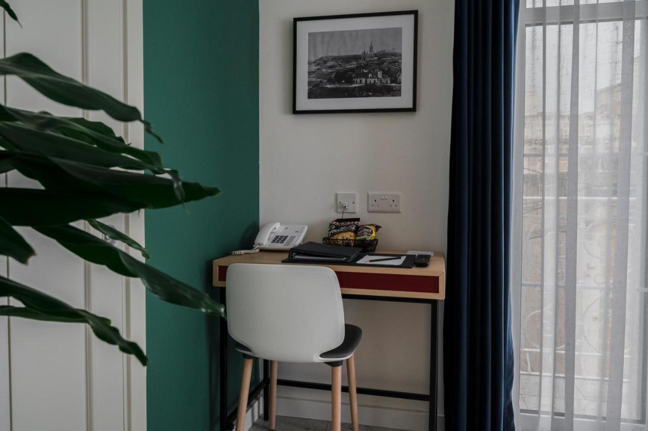 Townhouse17 Boutique Bed & Breakfast Виктория Екстериор снимка